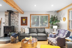 Smart TV, fireplace - Sweet Pine | Deck + Hot Tub, Cozy Modern Interior | Close to Ski Resort! (Tahoma)