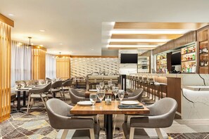 Dining - 2 Connecting Suites at a 4⭐️ Hotel (Seattle)