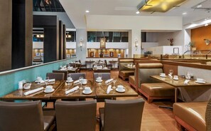 Dining - 2 Connecting Suites at a 4⭐️ Hotel (Seattle)