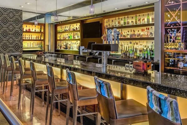 Bar (on property) - 2 Connecting Suites at a 4⭐️ Hotel (Seattle)