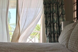 2 bedrooms, iron/ironing board, travel cot, free WiFi - 2 bedroom Ocean Front Apartment (Crosbies)