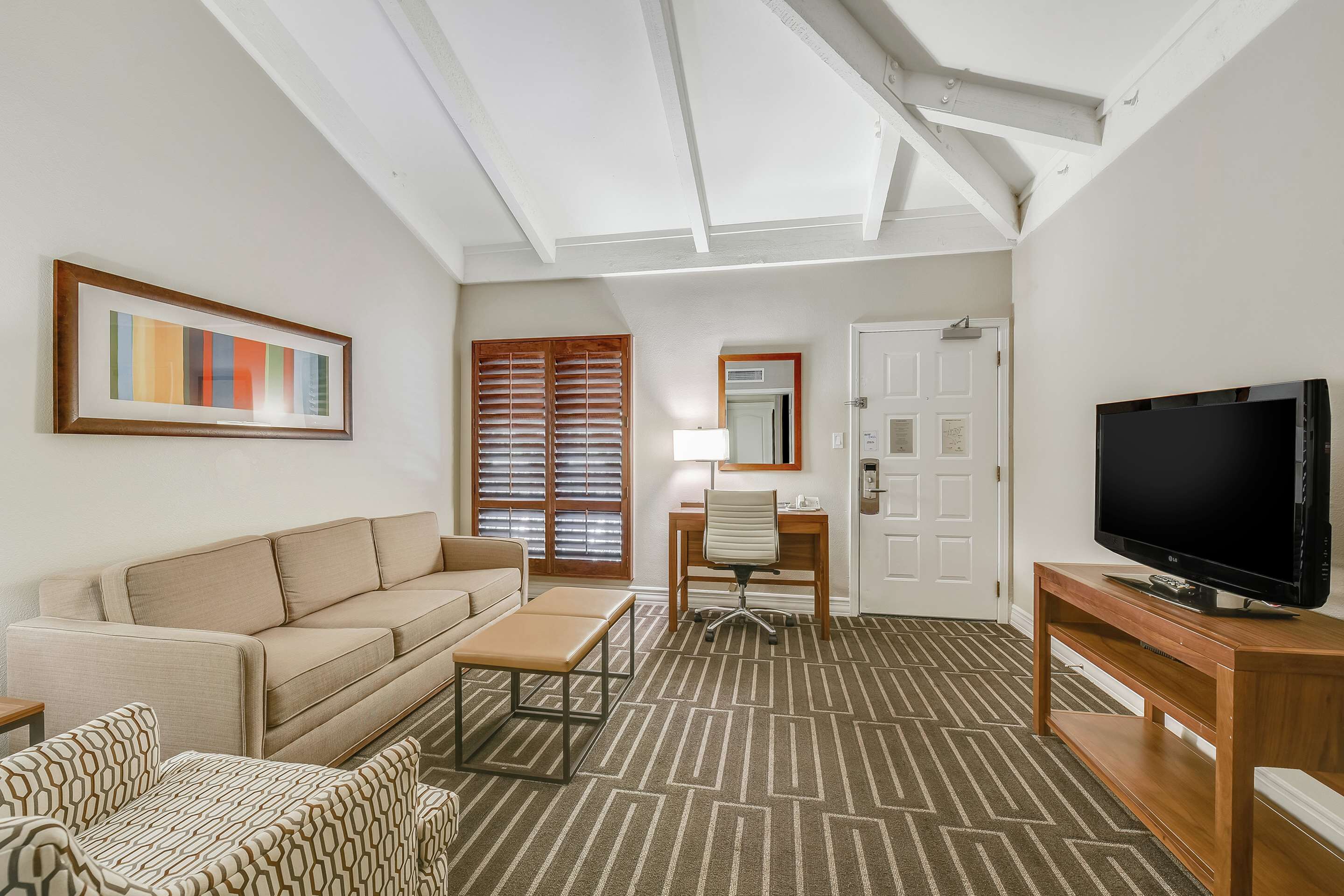 2 Connecting Suites at a 4⭐️ Hotel