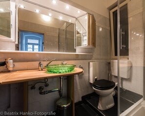 Dusche, Haartrockner, Handtücher, Seife