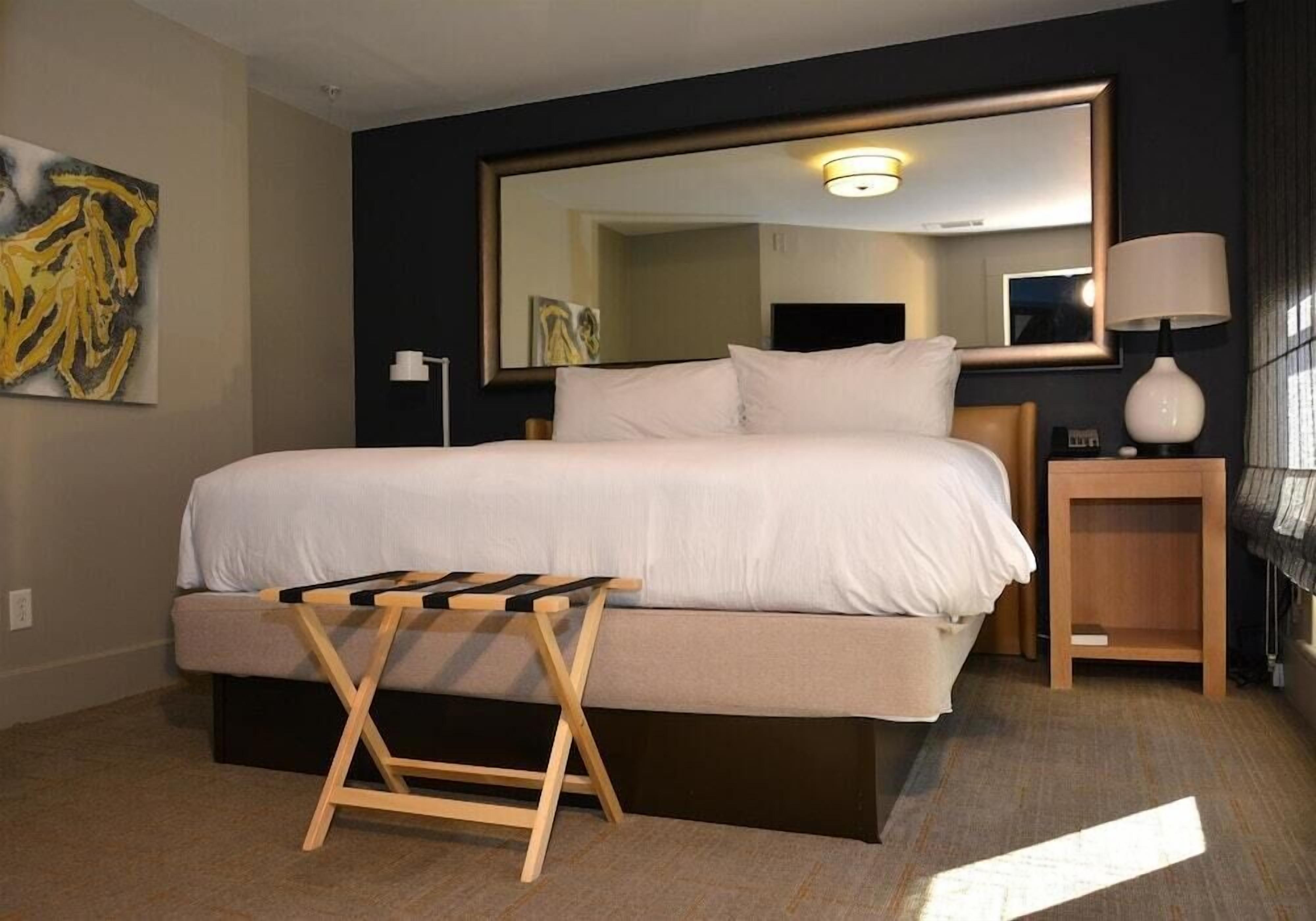 2 Connecting Suites at a 4⭐️ Hotel