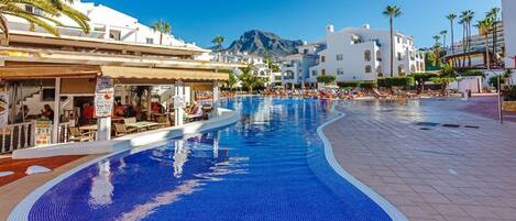 Een buitenzwembad en een verwarmd zwembad