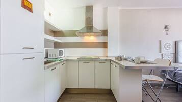 Frigorífico, microondas, placa de cocina y hervidor eléctrico