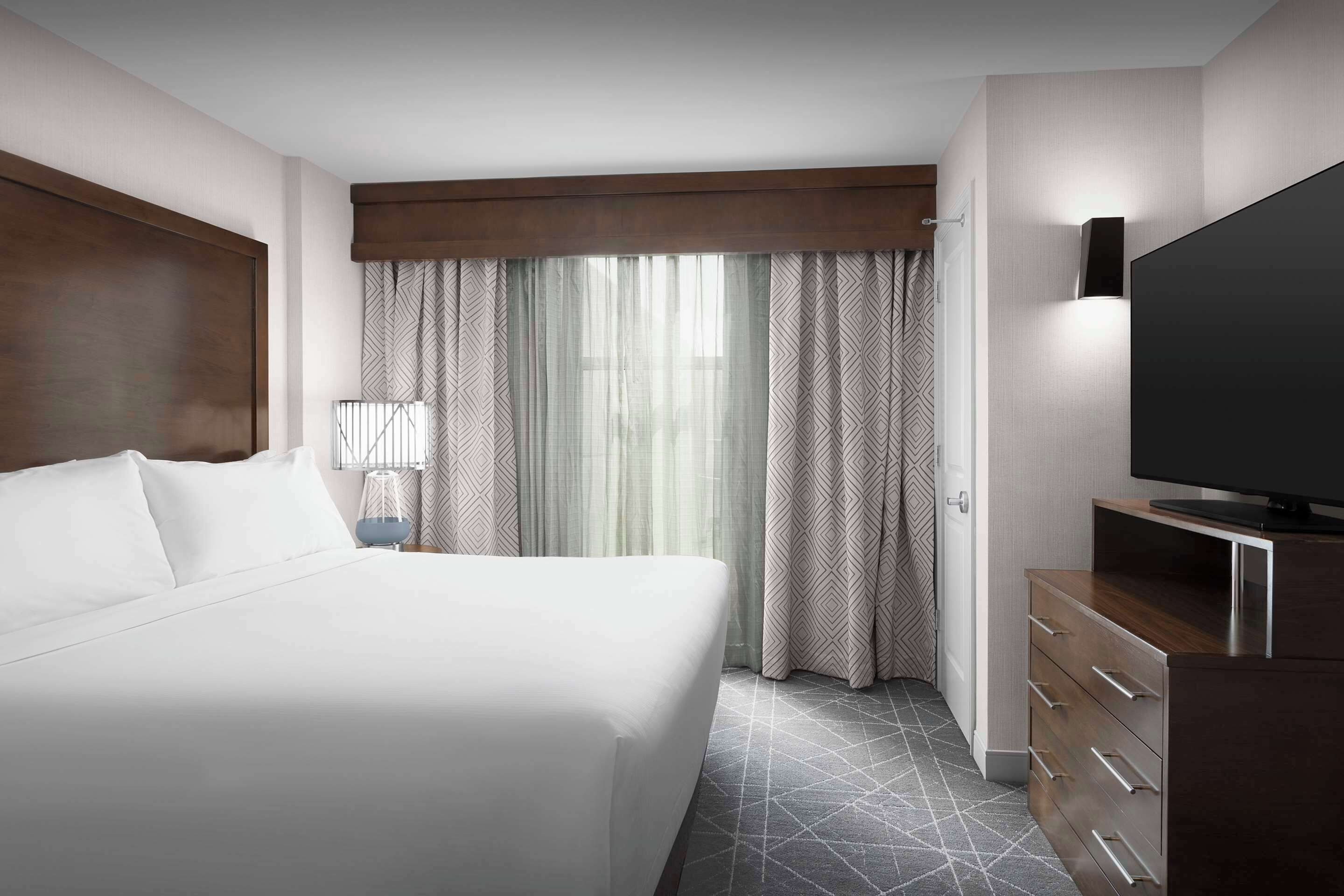 2 bedrooms, desk, iron/ironing board, travel crib