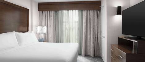 2 sovrum, skrivbord, strykjärn/strykbräda och resesäng