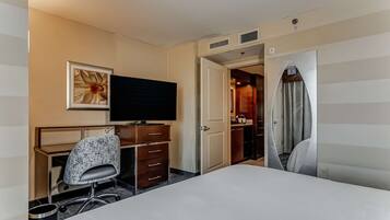 2 soverom, skrivebord, strykejern/-brett og reiseseng for barn