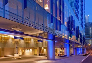 Exterior - 2 Connecting Suites at a 4⭐️ Hotel (Seattle)