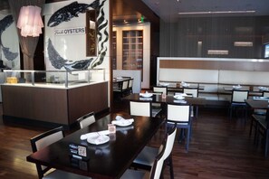 Dining - 2 Connecting Suites at a 4⭐️ Hotel (Seattle)