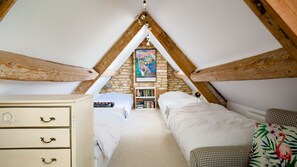 4 Schlafzimmer, Schreibtisch, Bügeleisen/Bügelbrett, Reisekinderbett