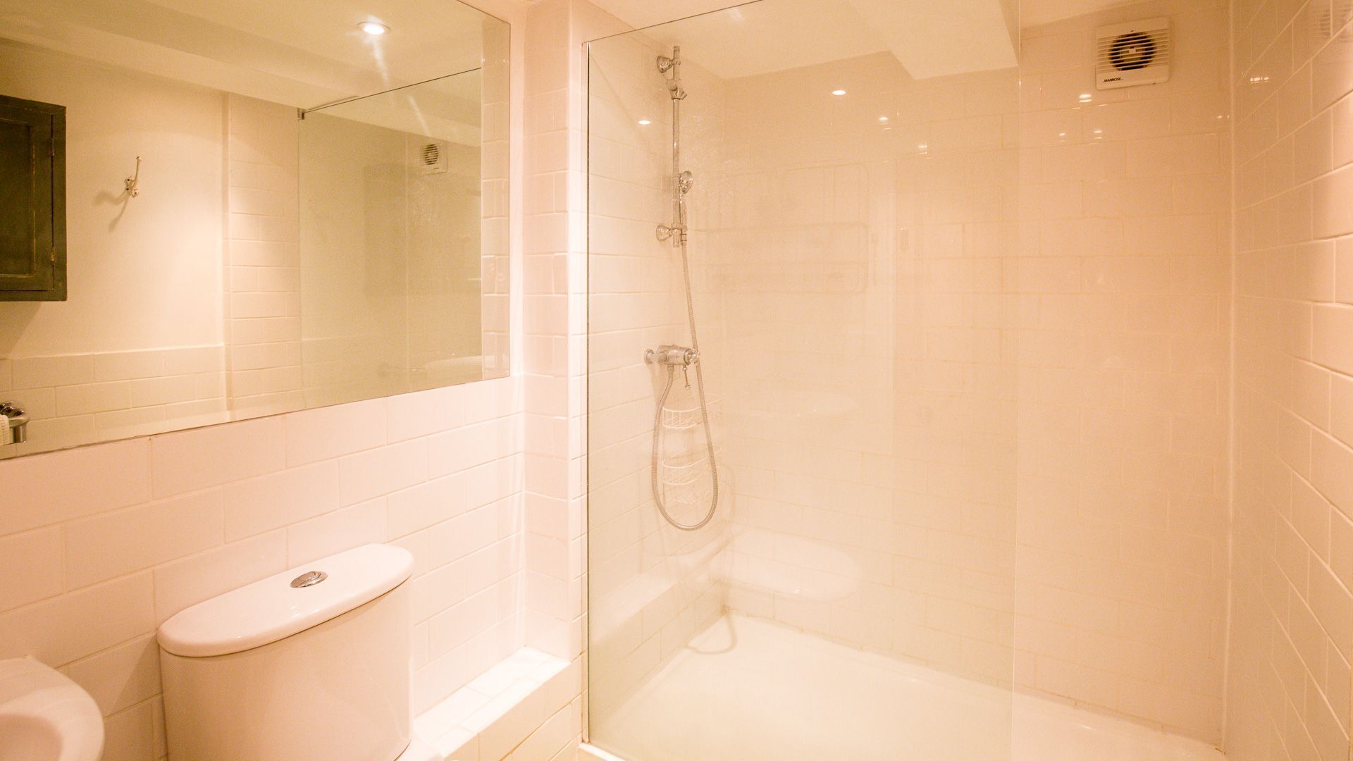 Family Shower Room, Corn Close, Bolthole Retreats