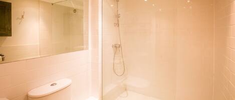 Family Shower Room, Corn Close, Bolthole Retreats