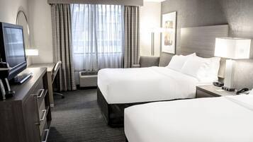 2 sovrum, skrivbord, strykjärn/strykbräda och resesäng