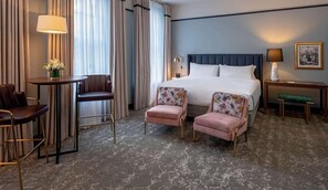 2 makuuhuonetta, työpöytä, silitysrauta/-lauta, vauvan matkasänky