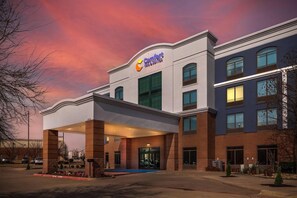 Un hotel Comfort Inn con ingresso coperto, diverse finestre e facciata in mattoni.