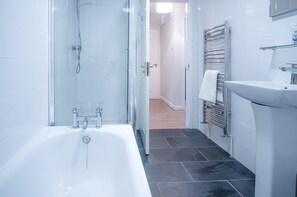 Baignoire, sèche-cheveux
