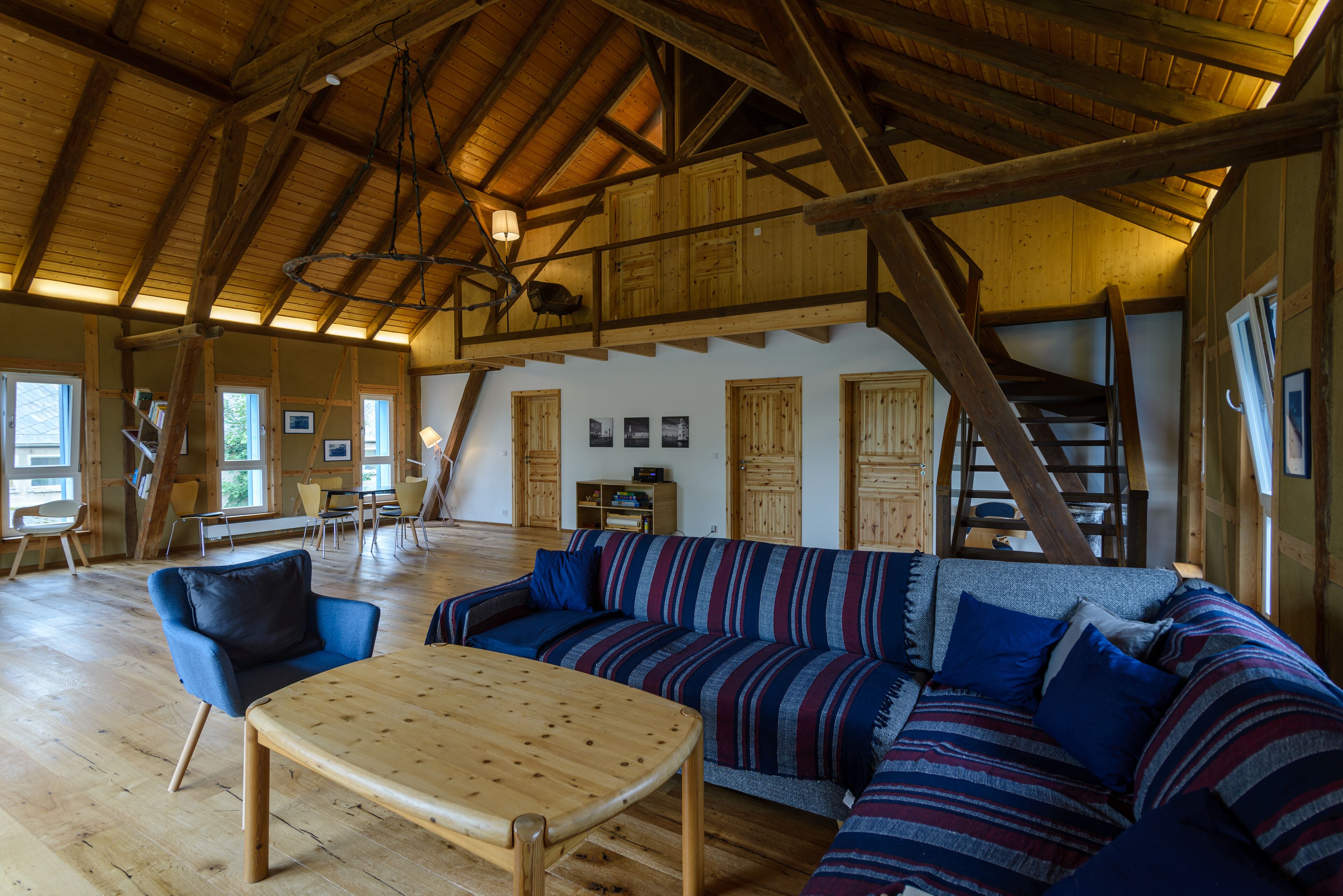 Televisor intel·ligent, llibres, biblioteca musical i estèreo 