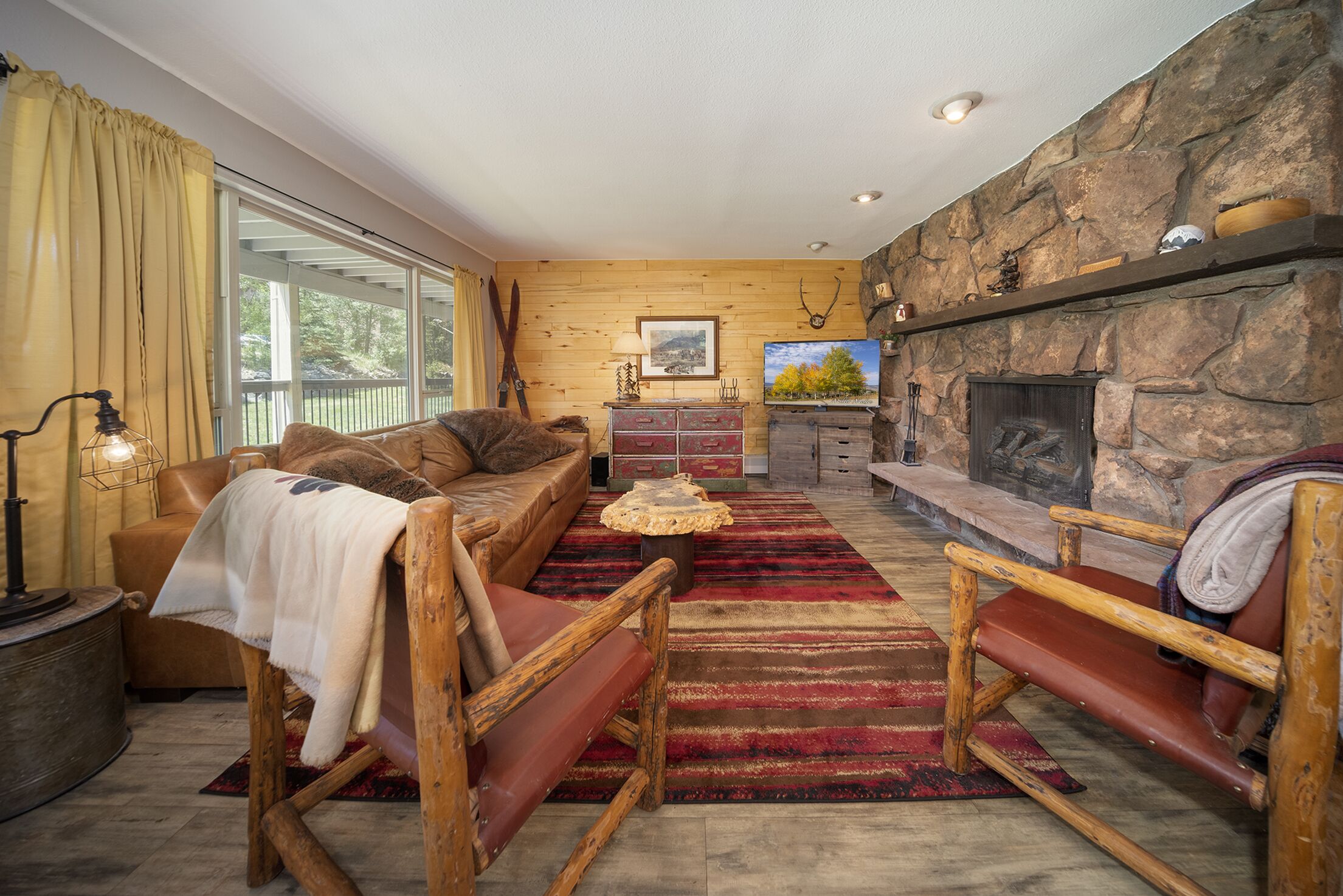Walking Distance to Downtown, River and Beautiful Trails - Clean and Cozy!