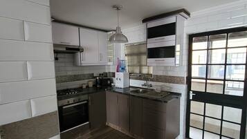 冰箱、微波炉、烤箱、炉灶