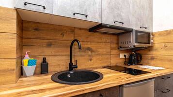 Apartment | Eigene Küche | Kühlschrank, Mikrowelle, Herdplatte, Hochstuhl