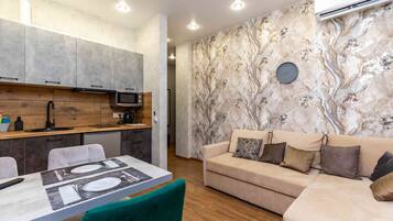 Apartment | Wohnbereich | 32-Zoll-LCD-Fernseher mit Kabelempfang, Fernseher, aktuelle Filme