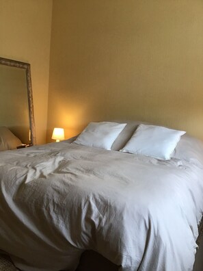 4 bedrooms, iron/ironing board, free WiFi, bed sheets