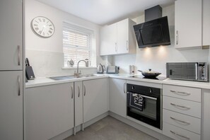 Luxury Apartment, Ensuite (Penleys) | Shared kitchen