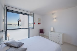 3 bedrooms, in-room safe, iron/ironing board, free WiFi