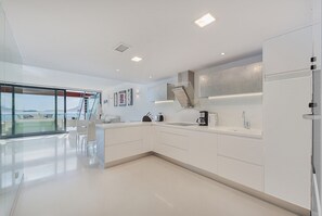 Jääkaappi, mikroaaltouuni, uuni, astianpesukone