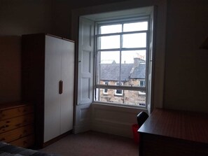 Desk, free WiFi, bed sheets - Lauriston Central Skylight Roomz (Edinburgh)