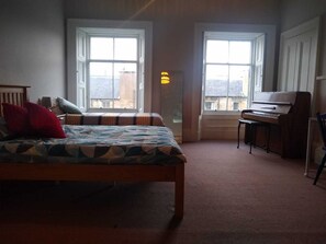 Desk, free WiFi, bed sheets - Lauriston Central Skylight Roomz (Edinburgh)