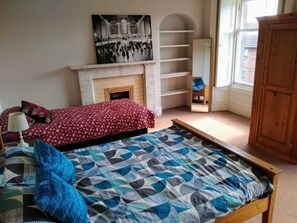 Desk, free WiFi, bed sheets - Lauriston Central Skylight Roomz (Edinburgh)