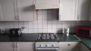 Cooktop, talheres/pratos/utensílios de cozinha