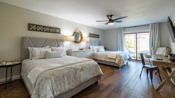 3 quartos, escrivaninha, ferros/tábuas de passar roupa, berço de viagem