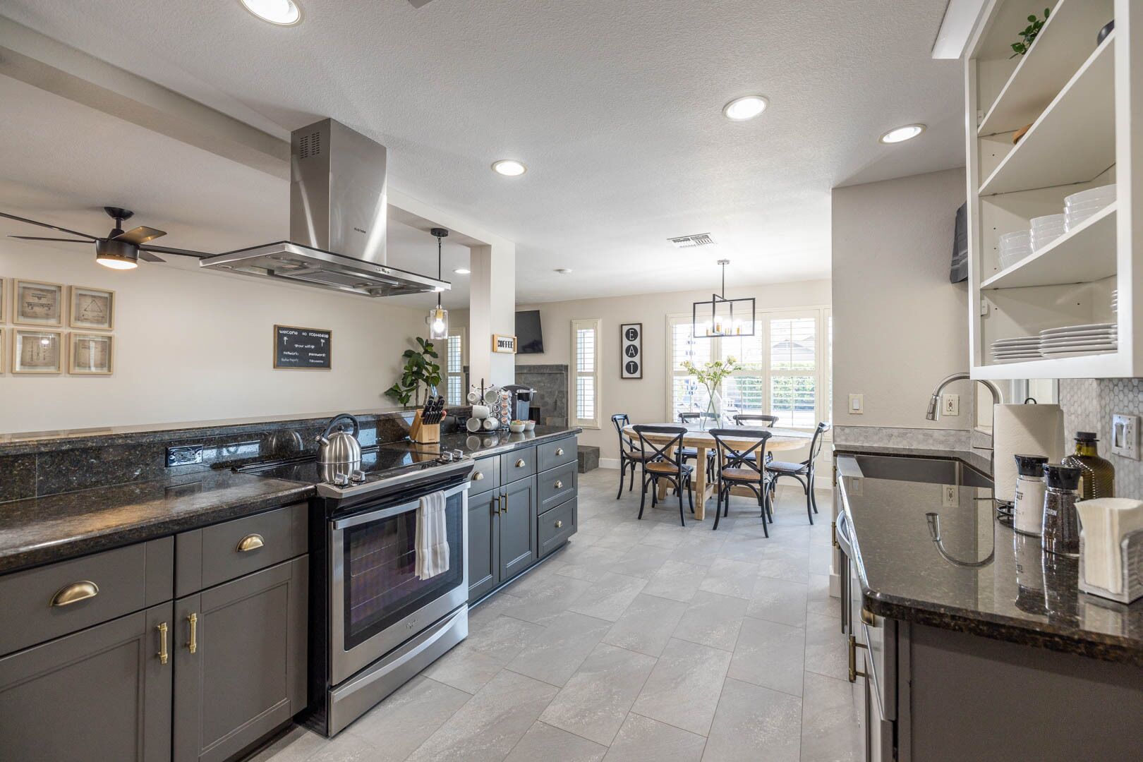 Geladeira, micro-ondas, fogão, cooktop