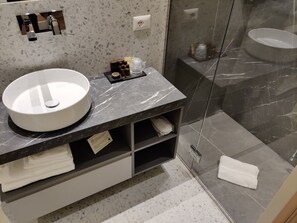 Habitación de lujo | Baño | Regadera, regadera tipo lluvia, amenidades de baño de diseñador 
