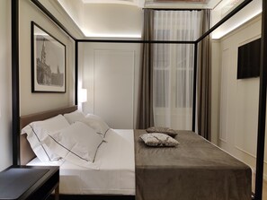 Luxury Room | Premium bedding, memory foam beds, in-room safe, desk - La Bella Modena Centro (Modena)