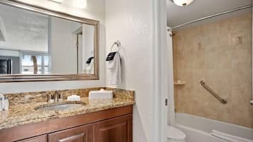 SĂšche-cheveux, serviettes fournies, papier toilette