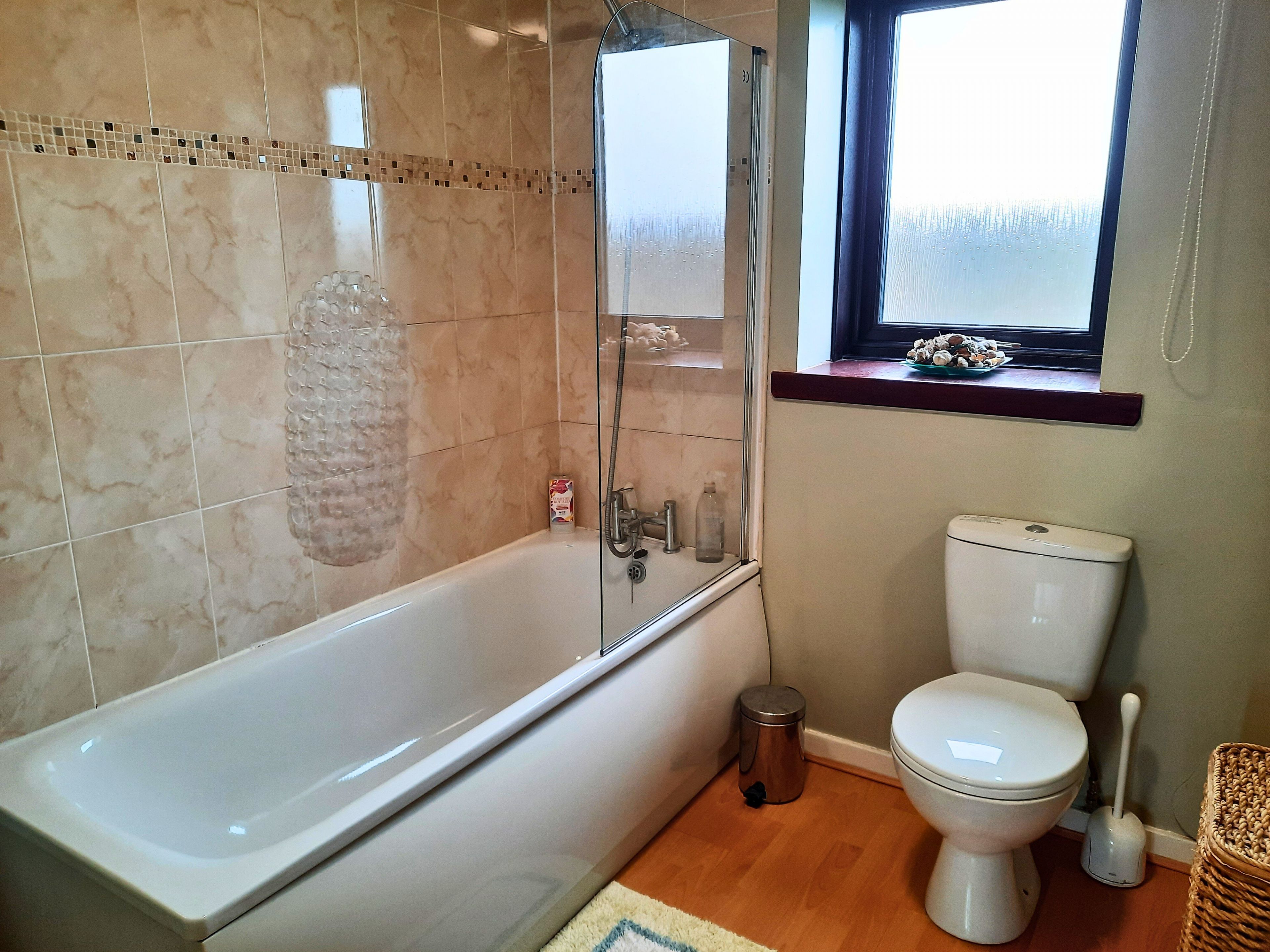 Combined shower/bathtub, towels