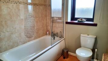 Combined shower/bathtub, towels
