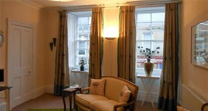 Montrose Apartment - an apartment that sleeps 3 guests in 2 bedrooms