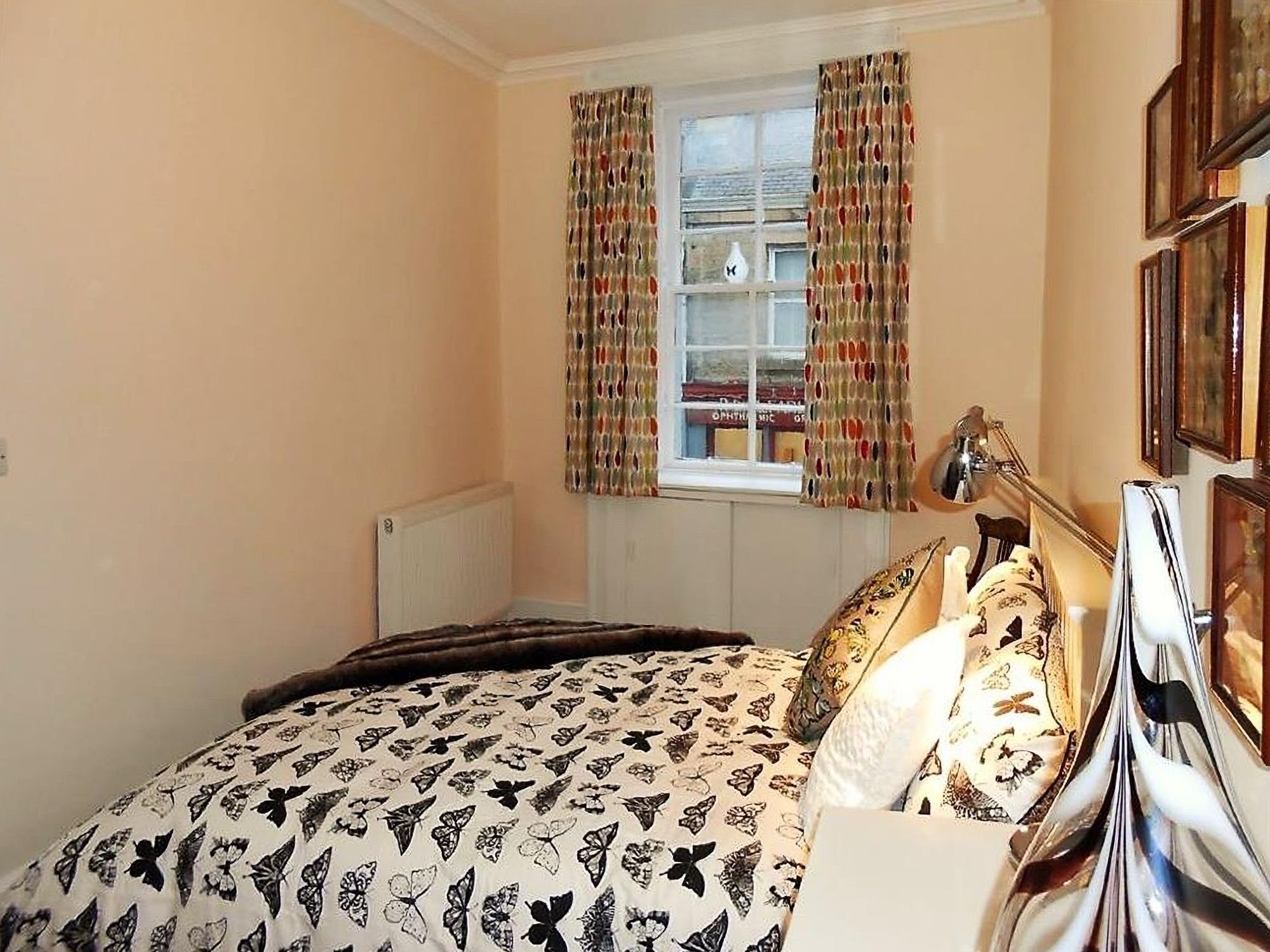 2 bedrooms, internet, bed sheets