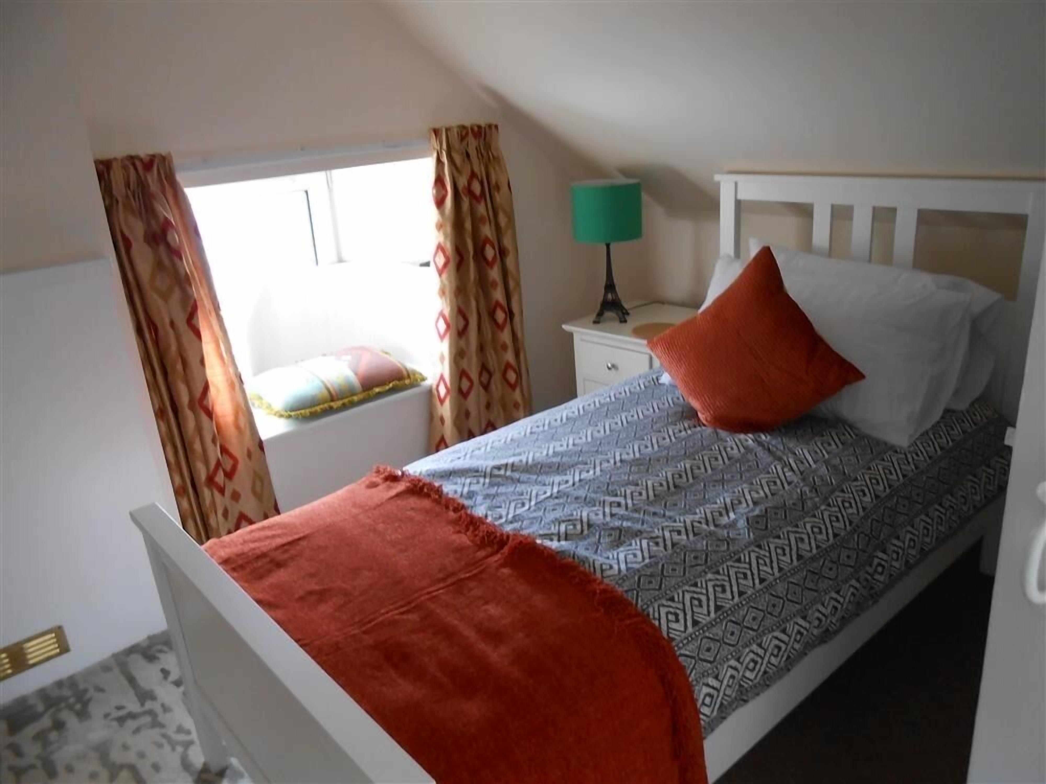 2 bedrooms, internet, bed sheets