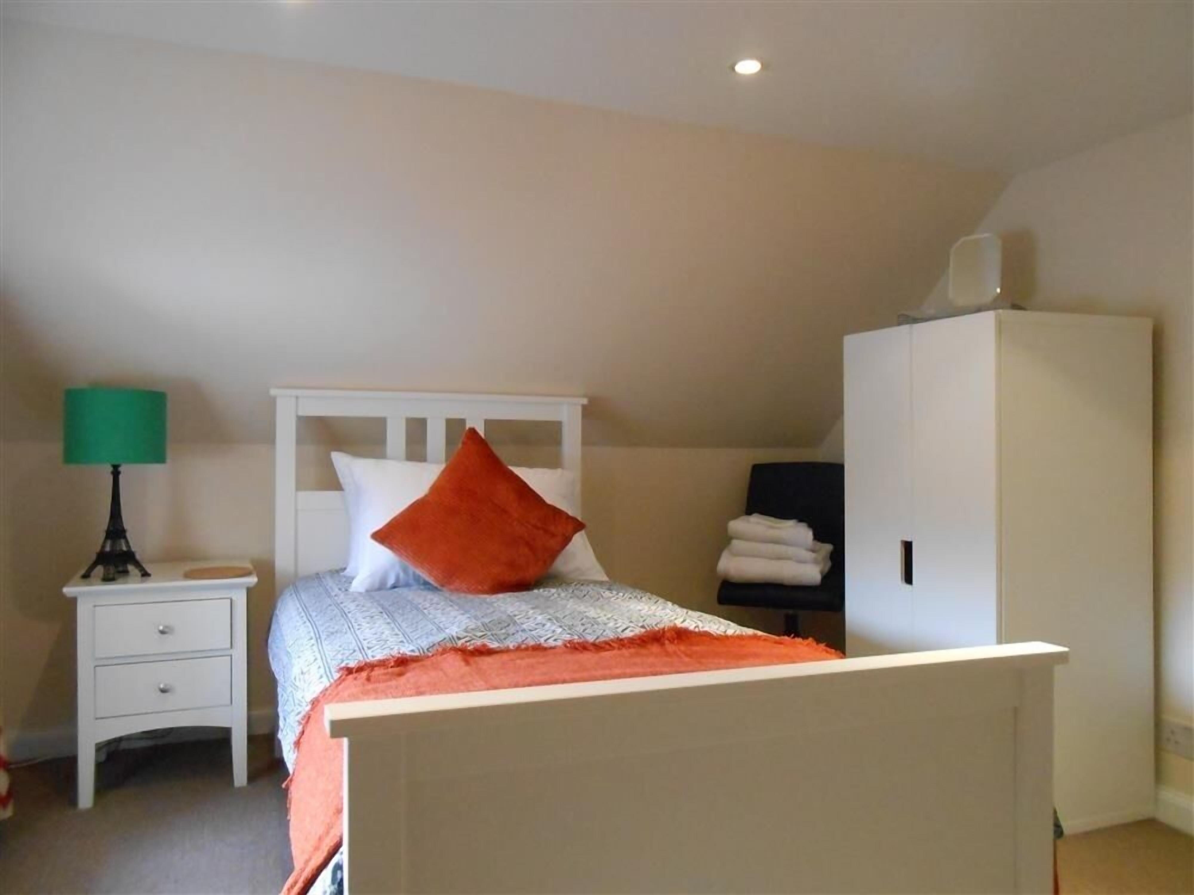 2 bedrooms, internet, bed sheets