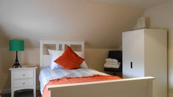 2 bedrooms, internet, bed sheets