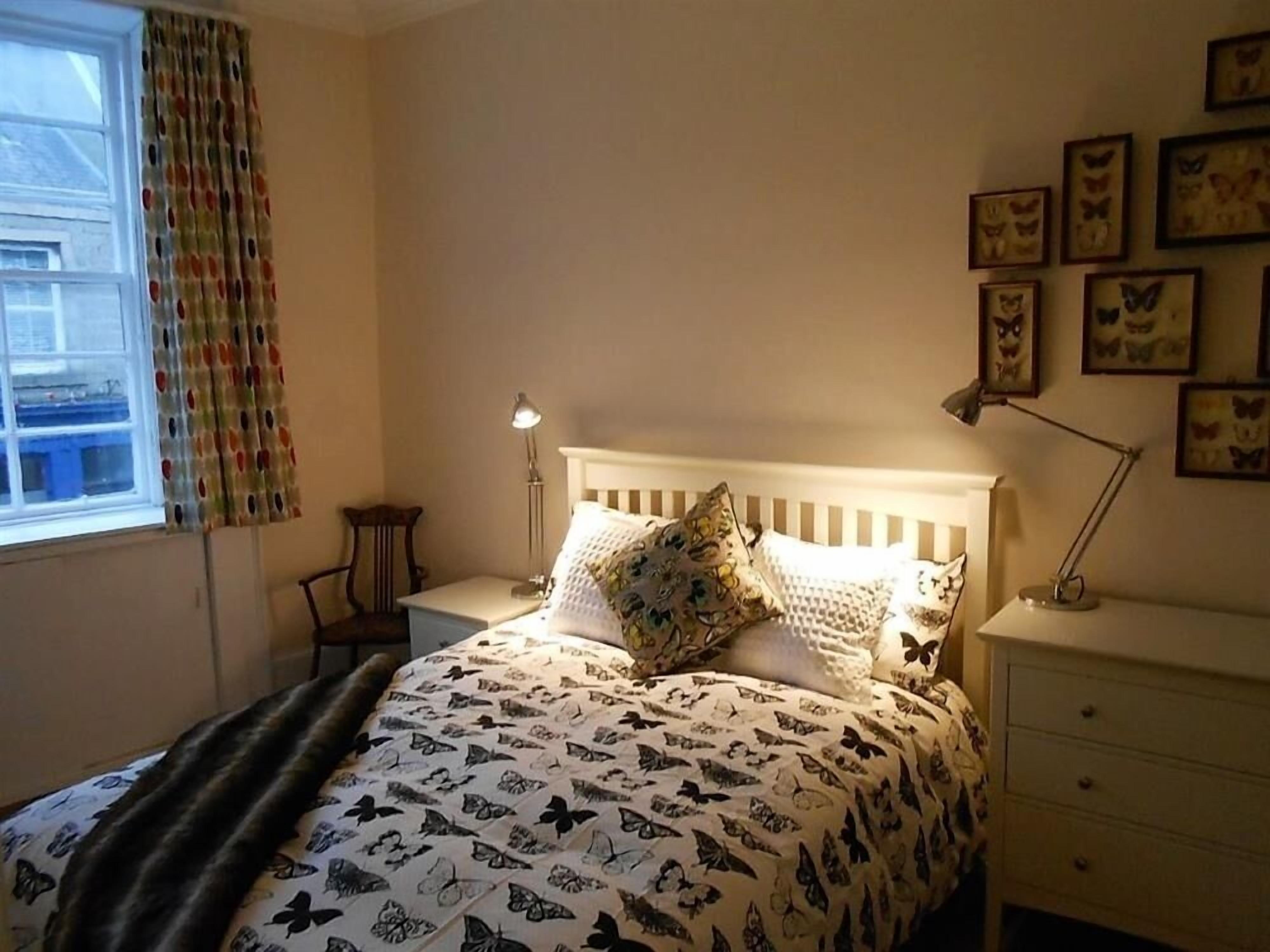 2 bedrooms, internet, bed sheets