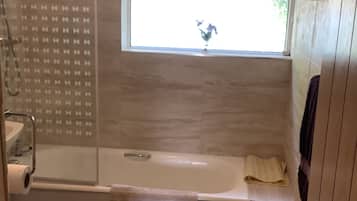 Combined shower/tub, towels