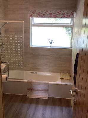 Combined shower/bathtub, towels